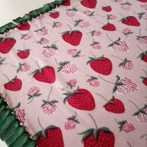 Strawberry No Sew Fleece Blanket Handmade Knotted Blanket - Picture 6 of 6